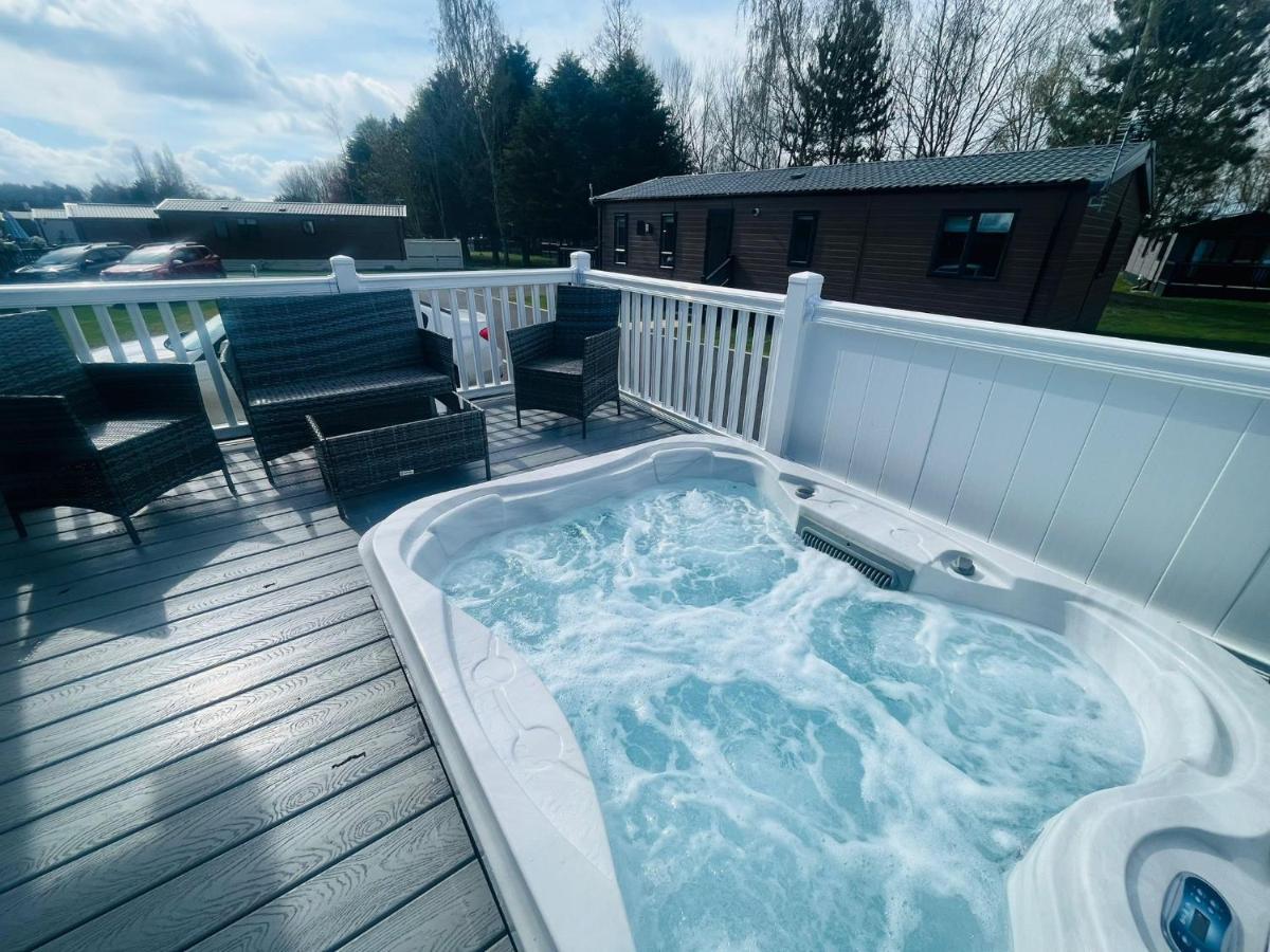 Evergreen Lodge With Hot Tub 요크 외부 사진