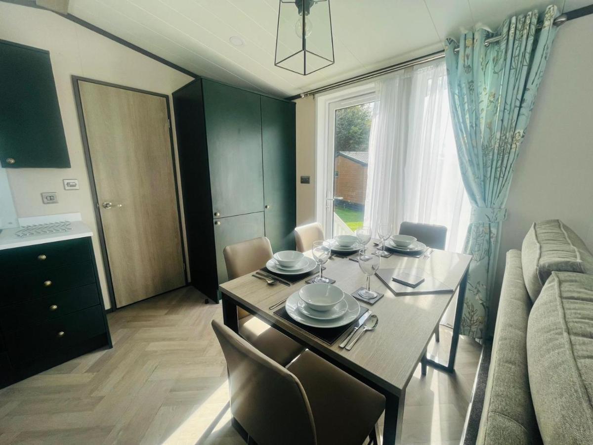 Evergreen Lodge With Hot Tub 요크 외부 사진